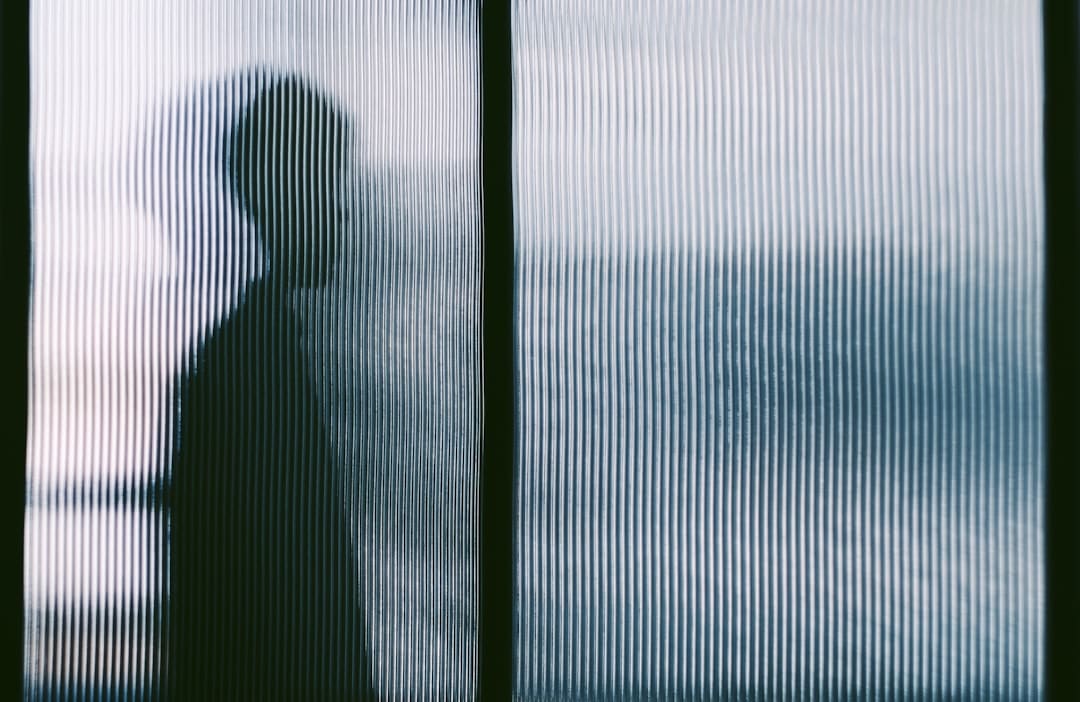 《那一场呼啸而过的芳华》预告海报双发 “喜爱你就要耍女流氓”成芳华宣言